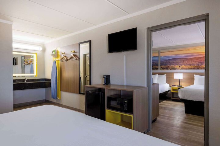 2 Queen Beds (1 of 12)