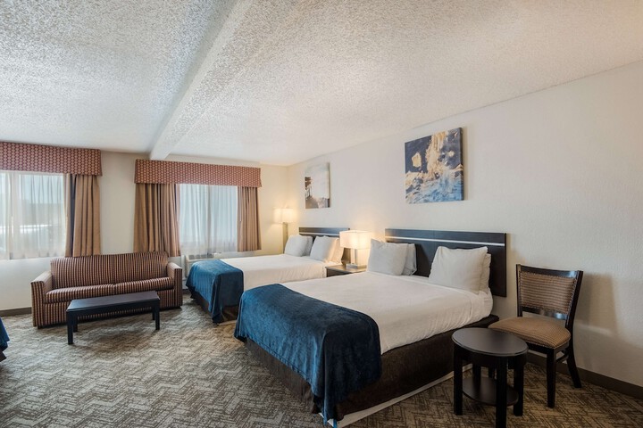 2 Queen Beds Microwave and Refrigerator 32 Inch LCD Television High Speed Internet Full Breakfast (1 of 18)