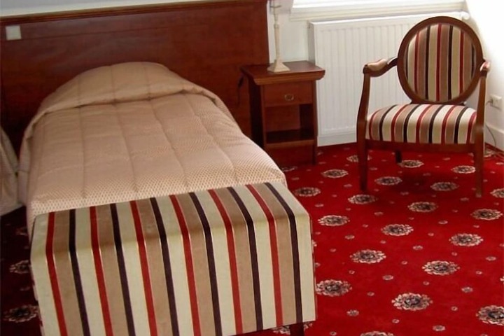 Room 6 of 25