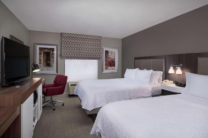2 Queen Beds (5 of 9)