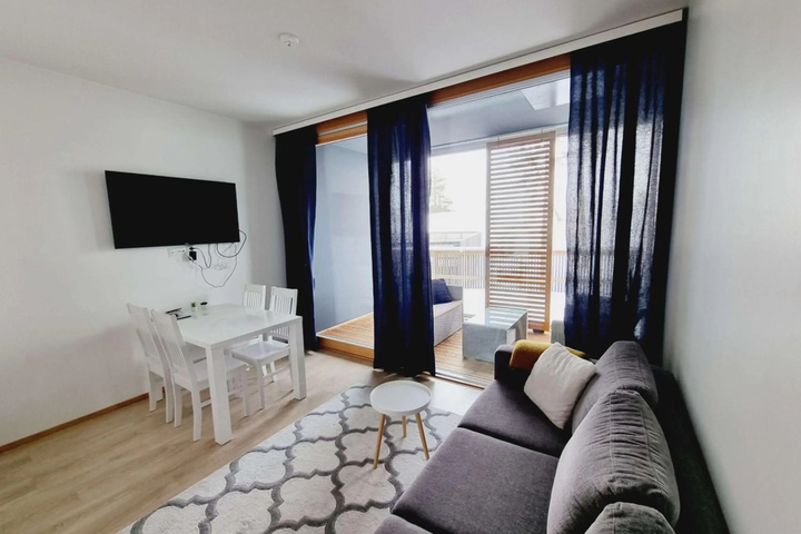 Room 4 of 8