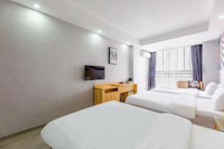 Room 6 of 8
