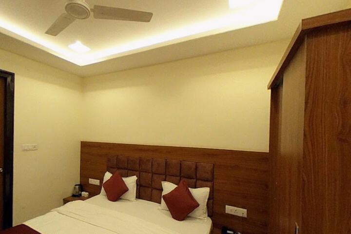 Room 5 of 18