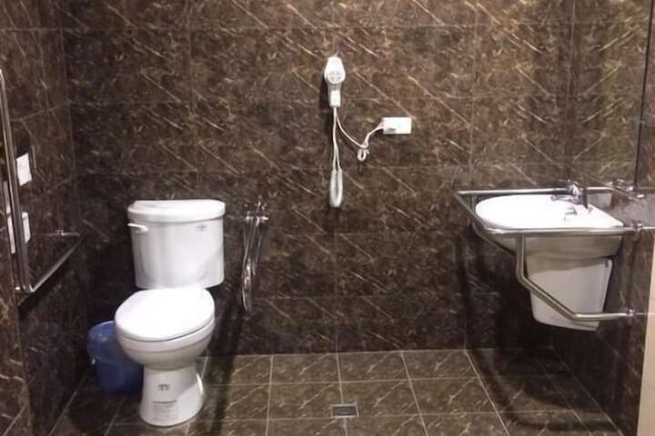 Room 30 of 46