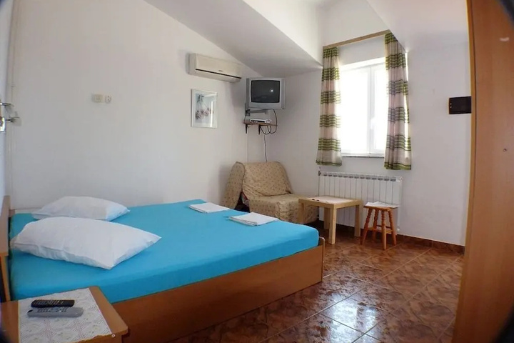 Room 4 of 15