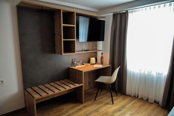 Room 7 of 33
