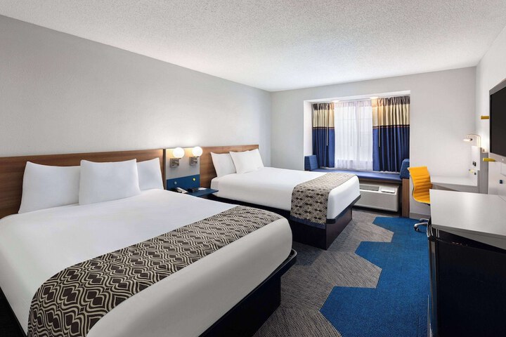 1 Queen Bed Accessible Room (5 of 17)