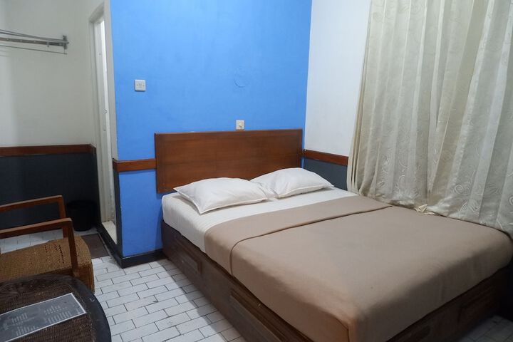 Room 5 of 18