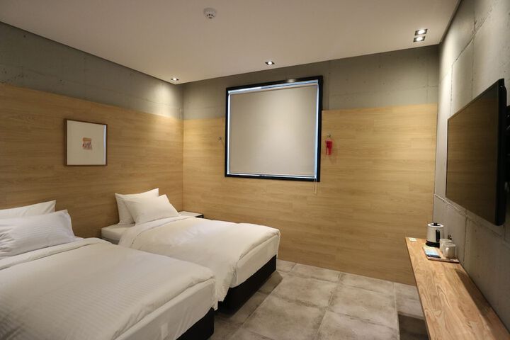 Room 6 of 43