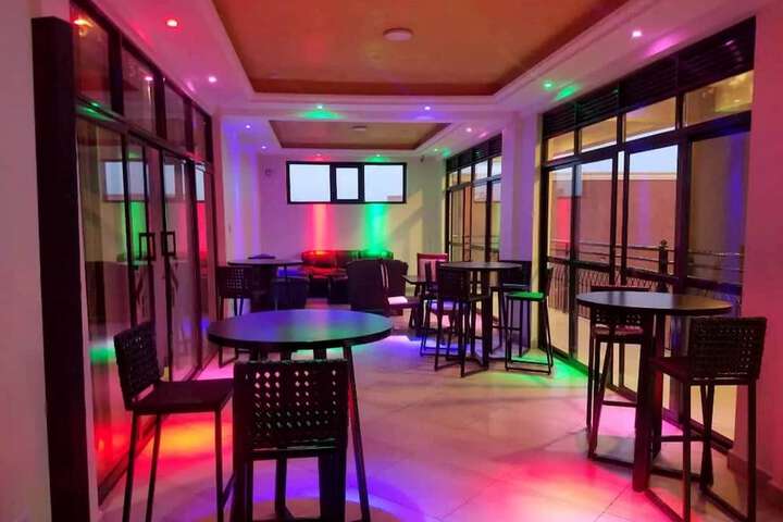 Lounge 16 of 23