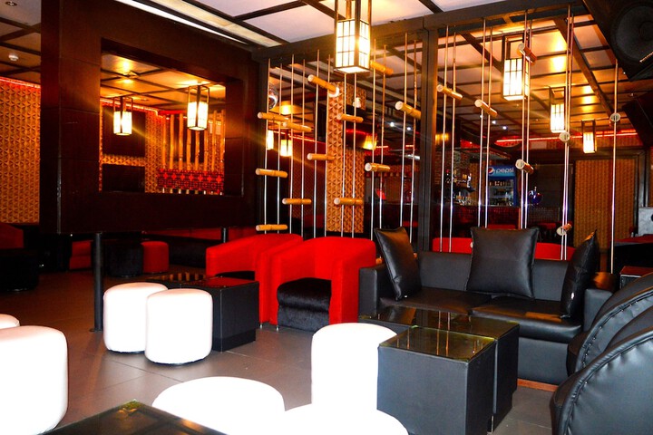 Lounge 44 of 64