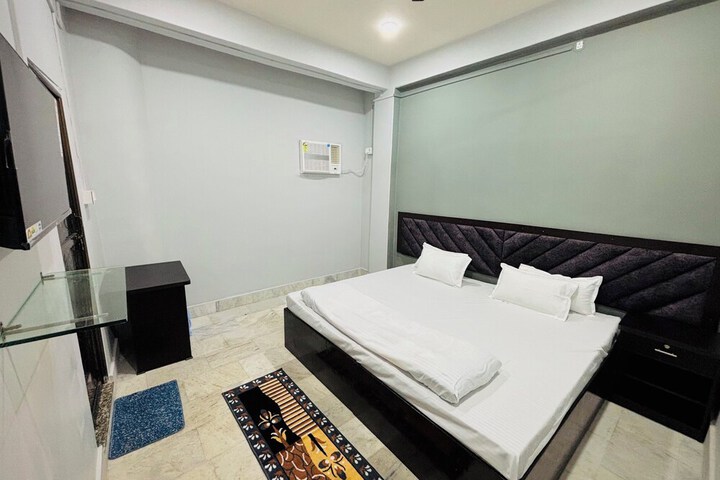 Room 7 of 11