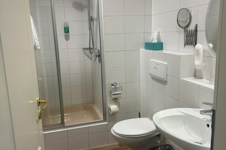Room 10 of 87