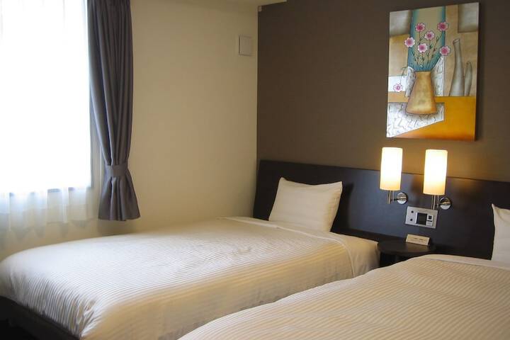 Room 3 of 27