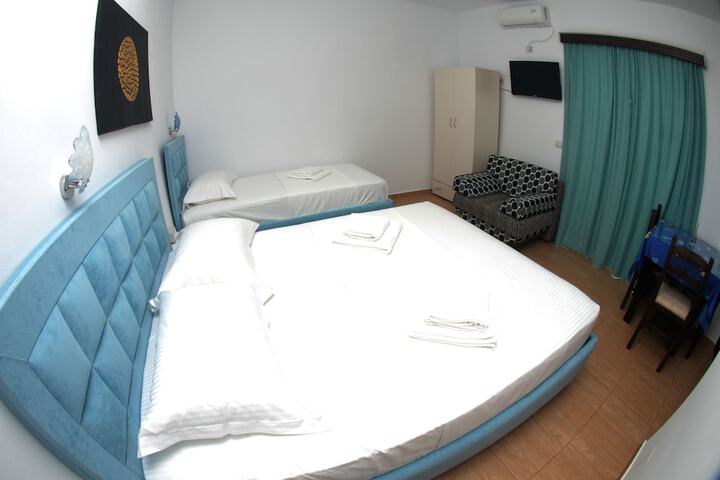 Room 21 of 103