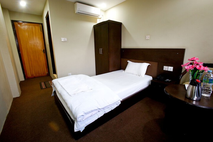 Room 3 of 28
