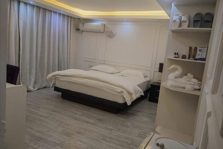 Room 7 of 13