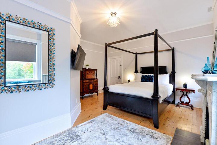 Double Deluxe Queen Bed (26 of 35)