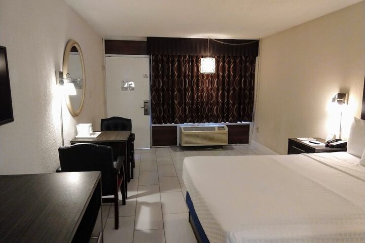 1 Queen Bed (6 of 11)