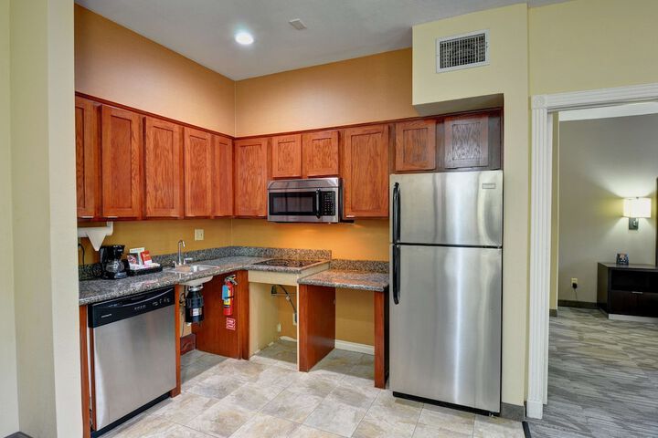 2 Bedrooms Suite King Bed 2 Queen Beds 2 Bathrooms Sofa Living Area Kitchen (16 of 22)