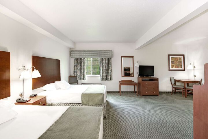 2 Queen Beds (3 of 8)