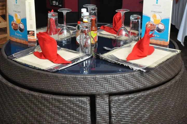 Dining 16 of 20