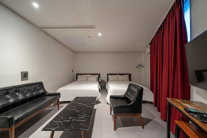 Room 35 of 82