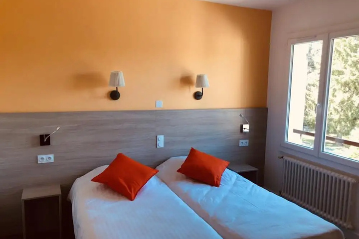 Room 2 of 8