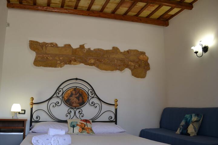 Room 8 of 48