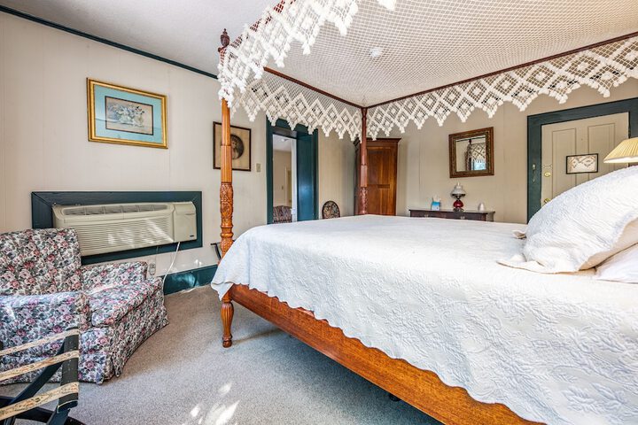 1 Queen Bed (11 of 35)