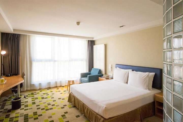Room 14 of 42
