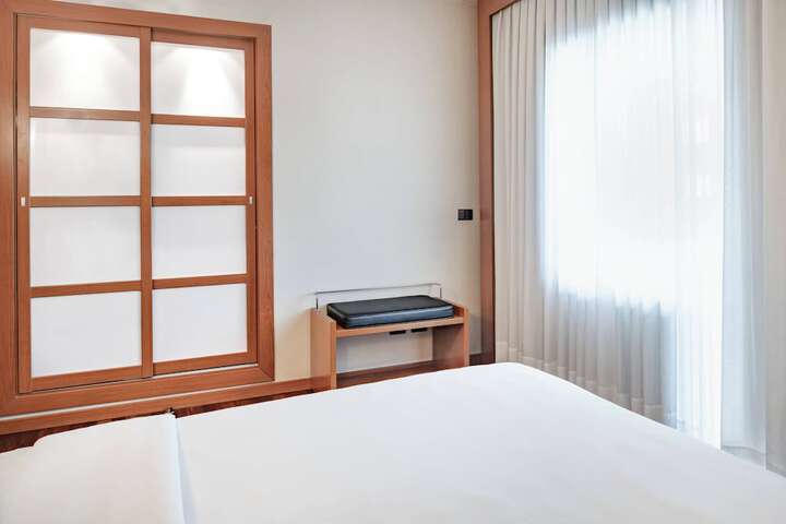 Room 10 of 42