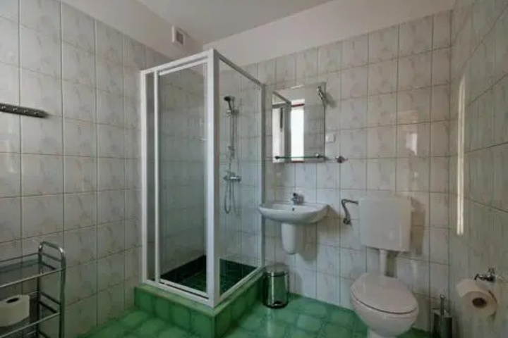 Room 7 of 11