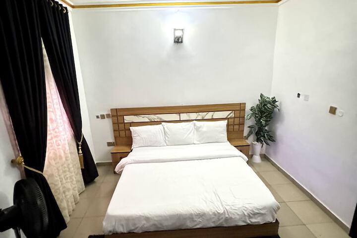 Room 6 of 9