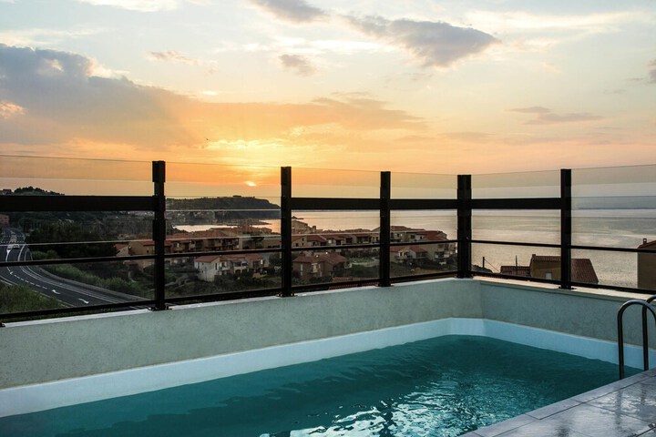 Hotel Pool
