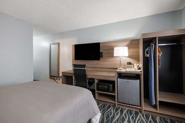 Queen Bed Accessible (5 of 11)