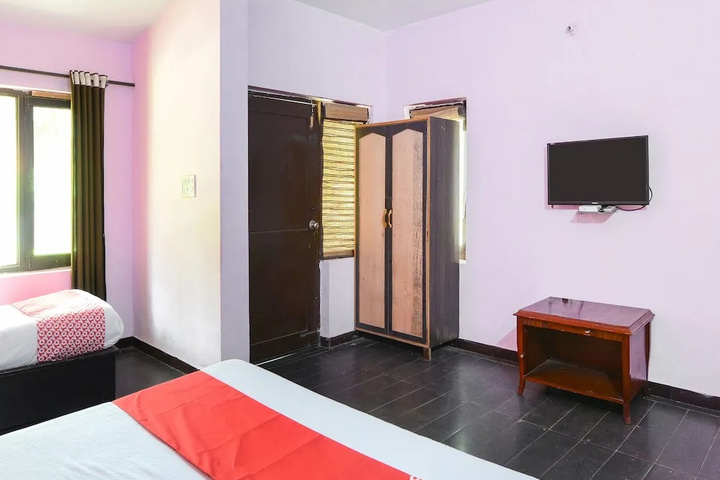 Room 4 of 12