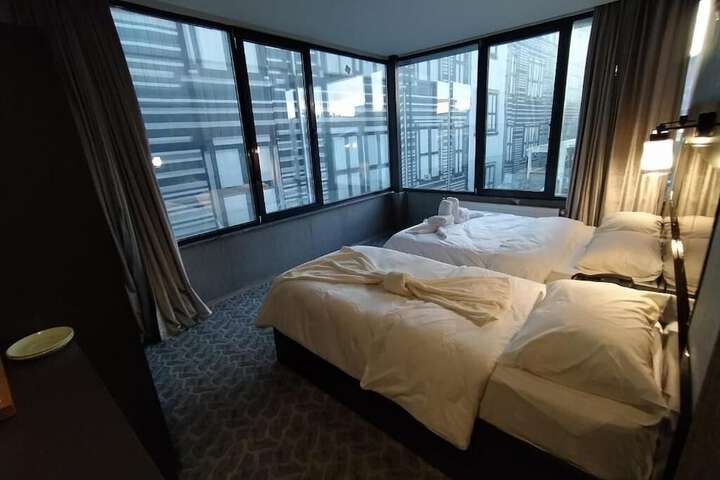 Room 16 of 36