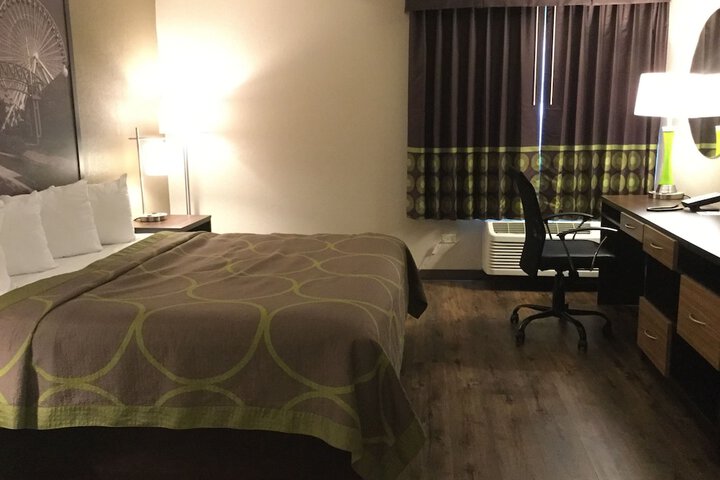 1 King Bed (4 of 6)