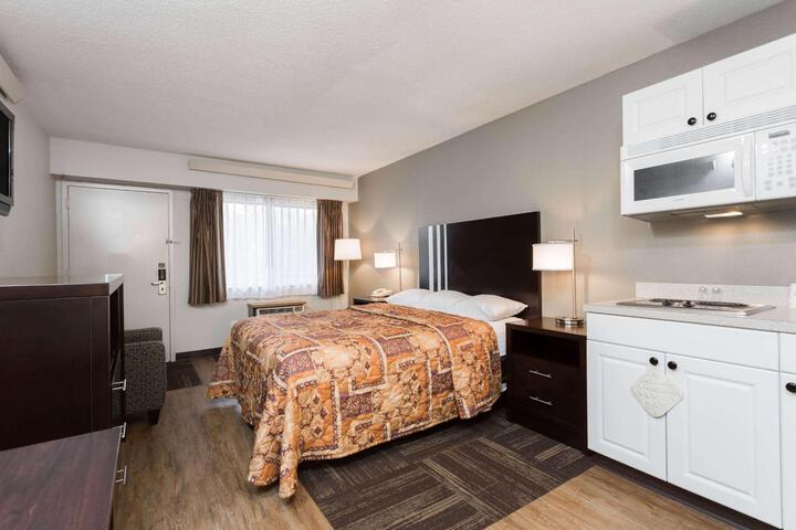 1 Queen Bed Efficiency Room (3 of 4)