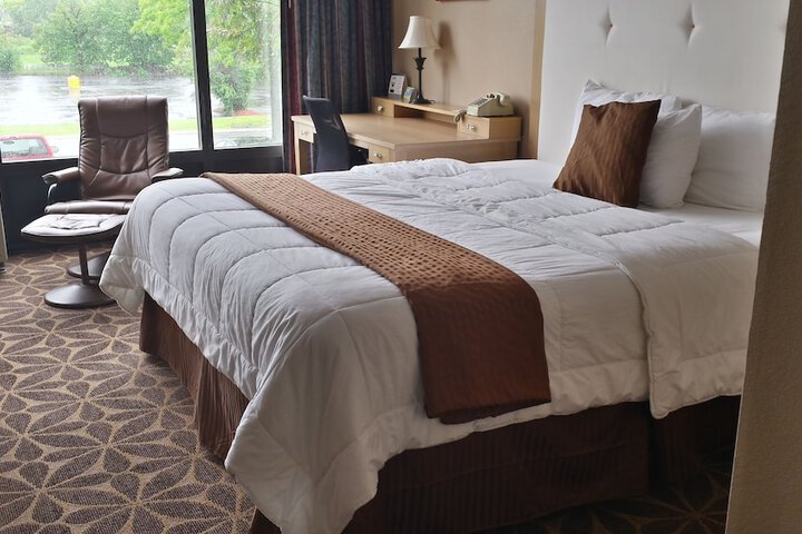 1 King Bed (2 of 15)