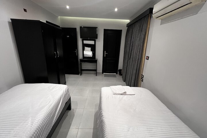 Room 18 of 107