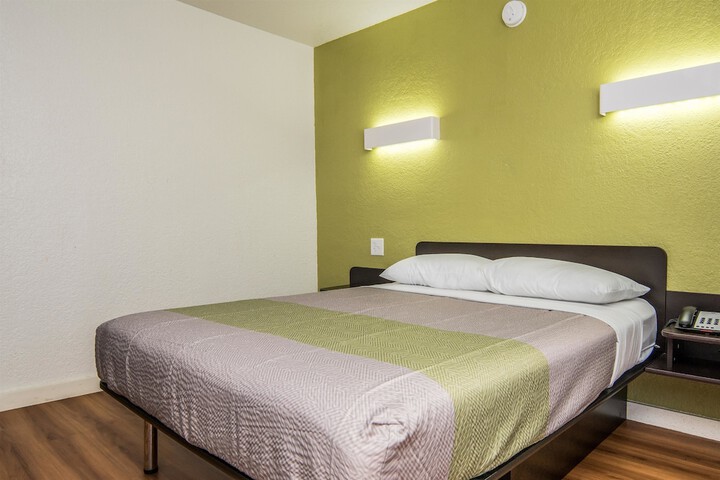 1 Queen Bed (3 of 3)