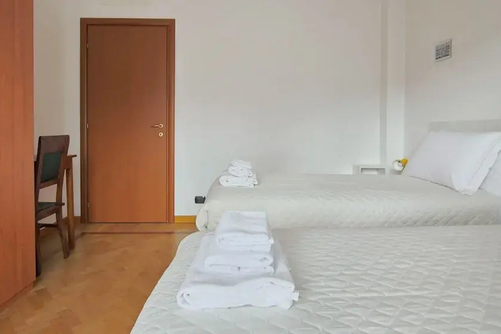 Room 6 of 16