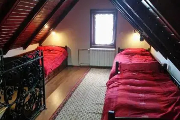 Room 8 of 12