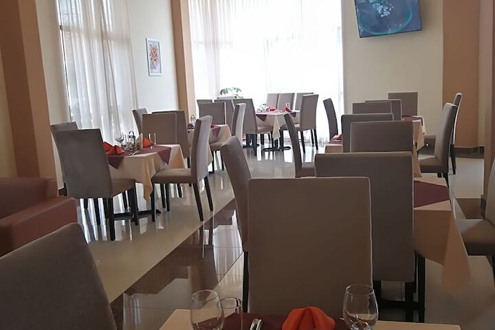 Dining 40 of 58