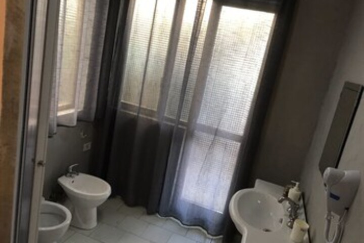 Room 2 of 38