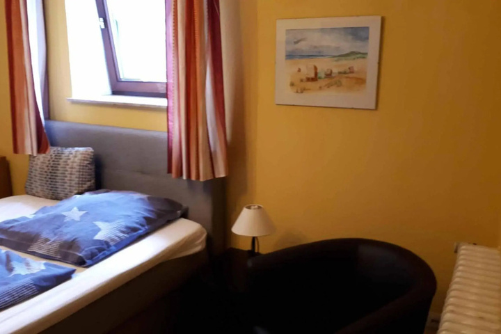 Room 5 of 16