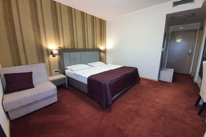Room 28 of 87
