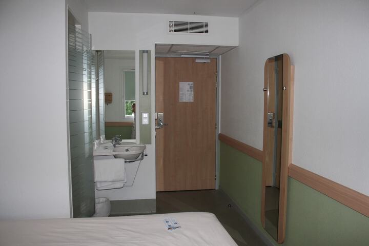 Room 43 of 68